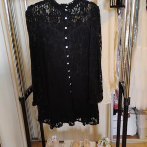 Sukienka koronkowa z zdobione guziki