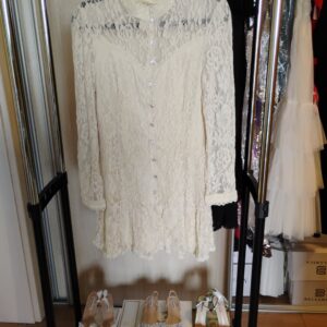 Sukienka beżowa koronkowa zdobione guziku