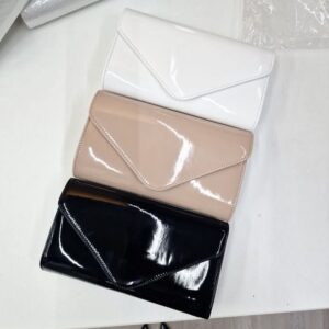 Kopertówka biała lakierkowa z łancuszkiem