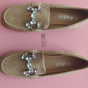 Mokasyny beżowe z biżuteryjną klamrą