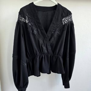 Bluzka z koronką baskinką czarna