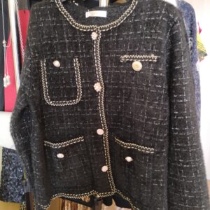 Swetr czarny z ozdobnymi guzikami kratka