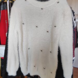 Swetr z perłami biały