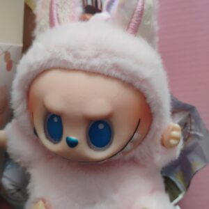 Bryloczek Labubu gra świeci różowy inspirowany POP MART