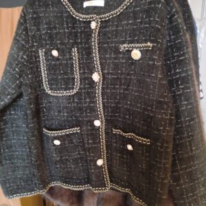 Swetr ze zdobionymi guzikami